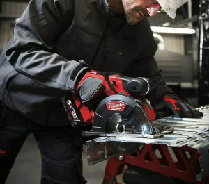 Máy cắt kim loại Milwaukee M18 FMCS-0X – Lựa chọn tối ưu cho thợ chuyên nghiệp