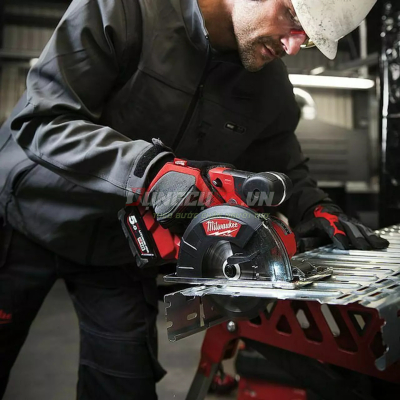 Máy cắt kim loại Milwaukee M18 FMCS-0X