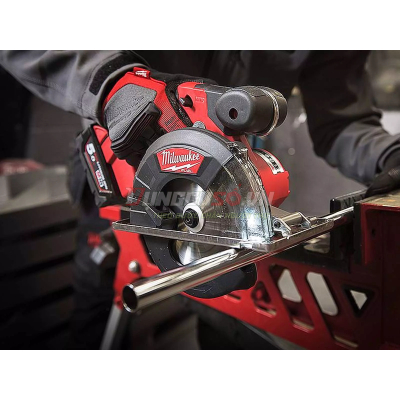 Máy cắt kim loại Milwaukee M18 FMCS-0X